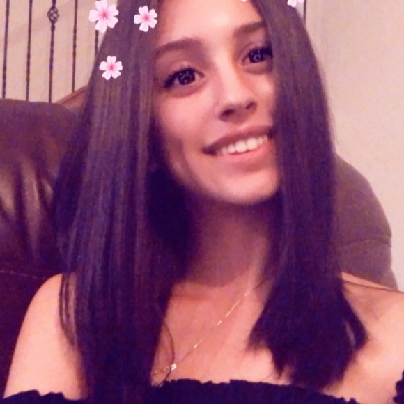 Profile Picture of Alina Alvarez (@alinaaamarie) on Poshmark