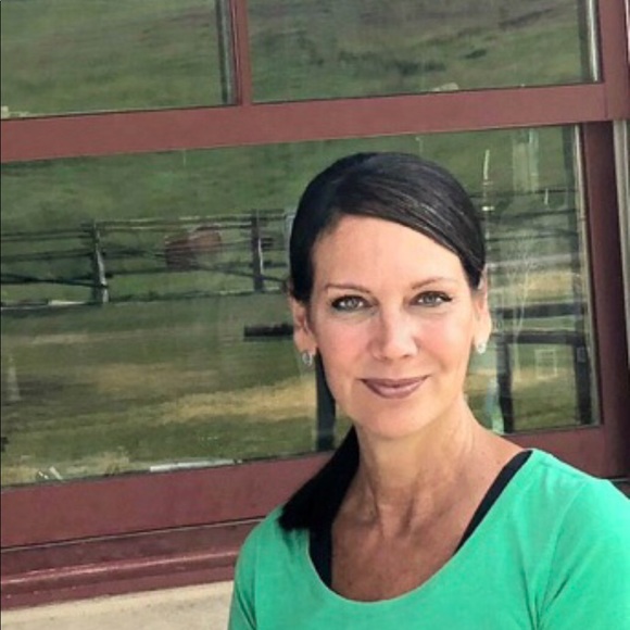 Profile Picture of Vicki Romanski (@vromanski1) on Poshmark