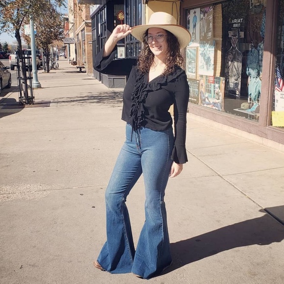 Profile Picture of Tori Jacobson (@tori_momlife) on Poshmark