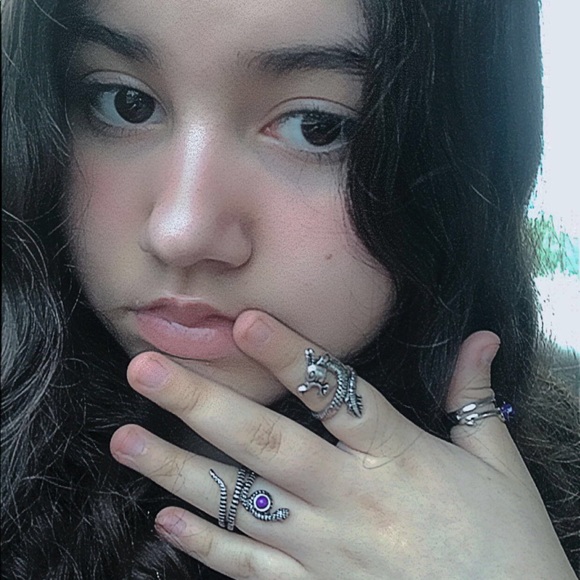 Profile Picture of Mari Alicea (@mari_alicea) on Poshmark