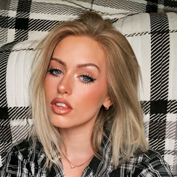 Profile Picture of Alexis Grooms (@n18groomsa) on Poshmark