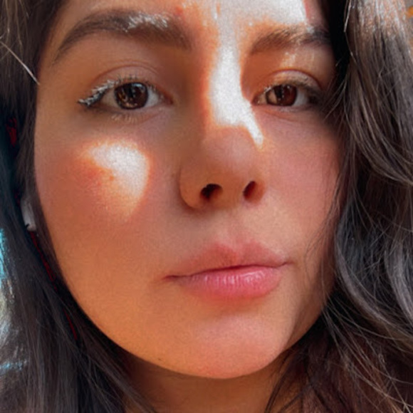 Profile Picture of Evelyn Barzola (@eveloncha1997) on Poshmark