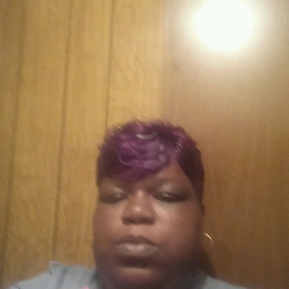 Profile Picture of Hazel King (@hazelking) on Poshmark