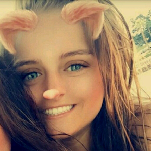 Profile Picture of Lauren Decoux (@laurendecoux) on Poshmark