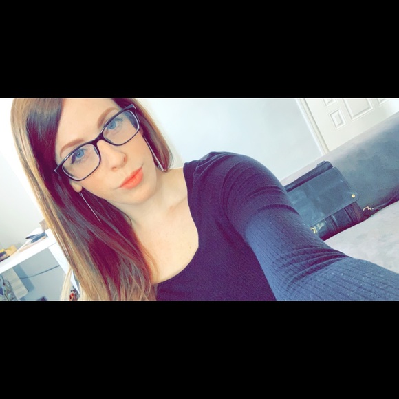 Profile Picture of Eleanor Voyvodich (@evoyvo) on Poshmark