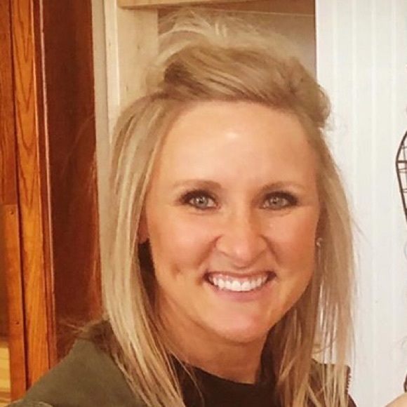 Profile Picture of Courtney Kloeppel (@court8587) on Poshmark