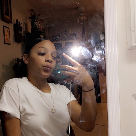 Profile Picture of Essence Williams (@esse16) on Poshmark