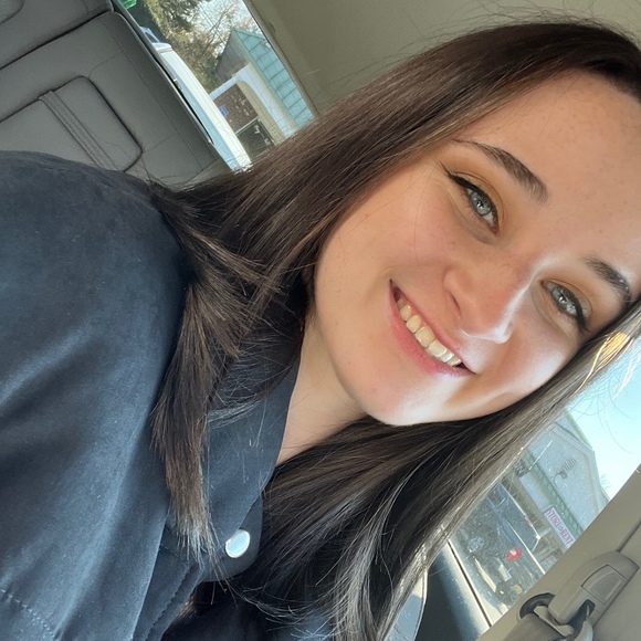 Profile Picture of Nicole Martinsen (@martinsennicole) on Poshmark