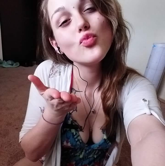 Profile Picture of Haley Emmendorfer (@haleybearx3) on Poshmark