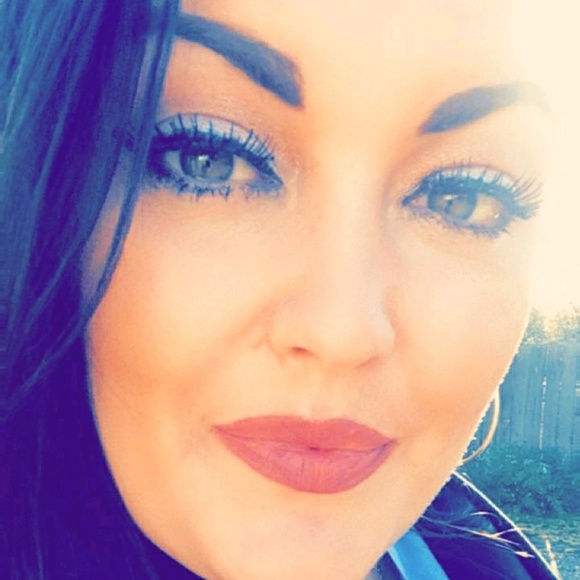 Profile Picture of Shannon Keller (@s76489) on Poshmark