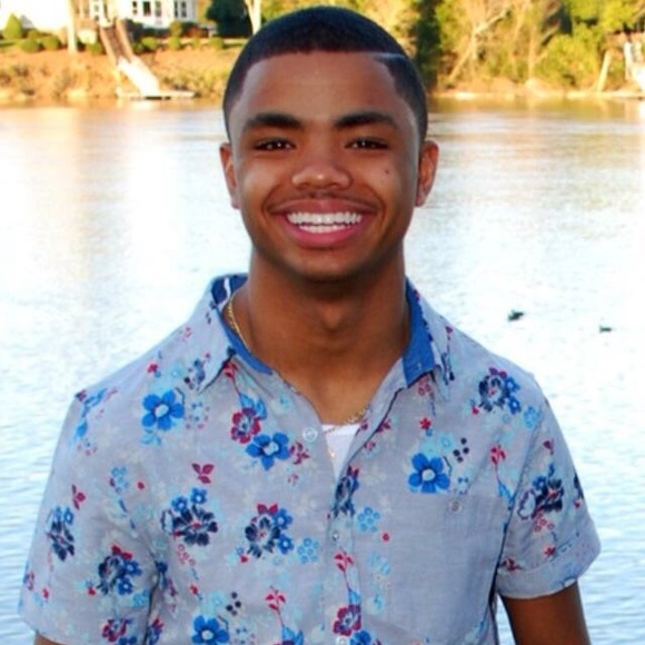 Profile Picture of Deandre Cochrane (@deandrer123) on Poshmark