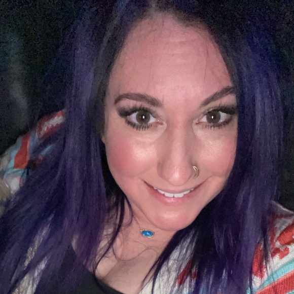 Profile Picture of Heather michelle Wyrick (@h_wyrick) on Poshmark