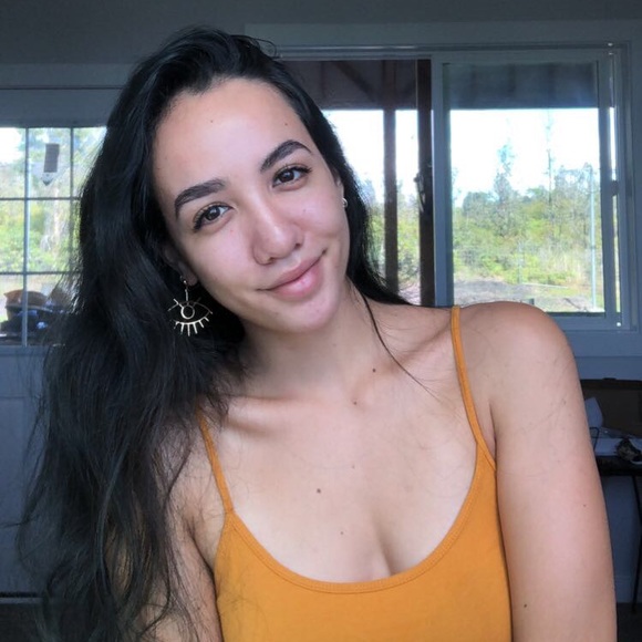 Profile Picture of Kylie Sasaki (@kylieannsachiko) on Poshmark