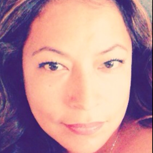 Profile Picture of Ivonne Alvarez (@yalvrz) on Poshmark