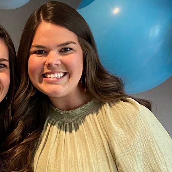 Profile Picture of Julia Loughridge (@julialoughridge) on Poshmark