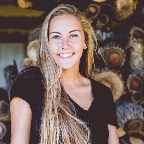 Profile Picture of Julia Bowman (@juliaabowmann) on Poshmark