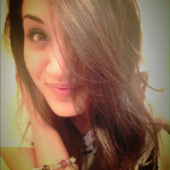 Profile Picture of Chelsea Corneil (@chelsea_2619) on Poshmark