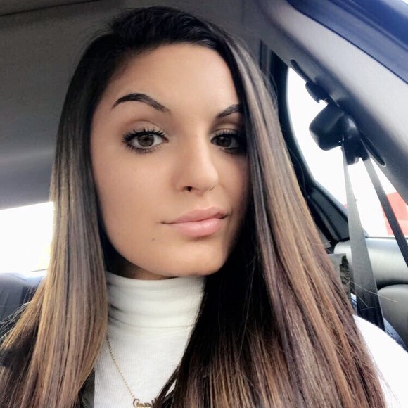 Profile Picture of Gillian Clifford (@gillianclifford) on Poshmark