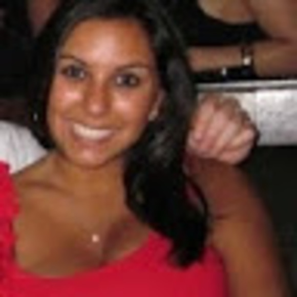 Profile Picture of Vanessa Alves (@valves102186) on Poshmark