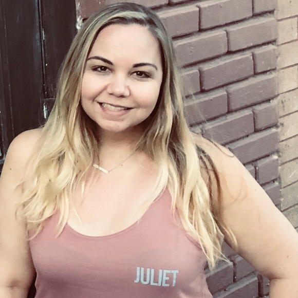Profile Picture of Ivy Ellis (@loveivynicole) on Poshmark