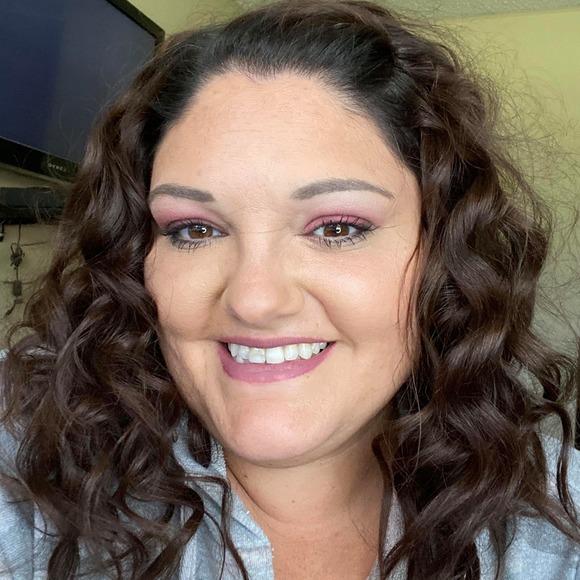 Profile Picture of Lori Mullins (@lorimullins245) on Poshmark