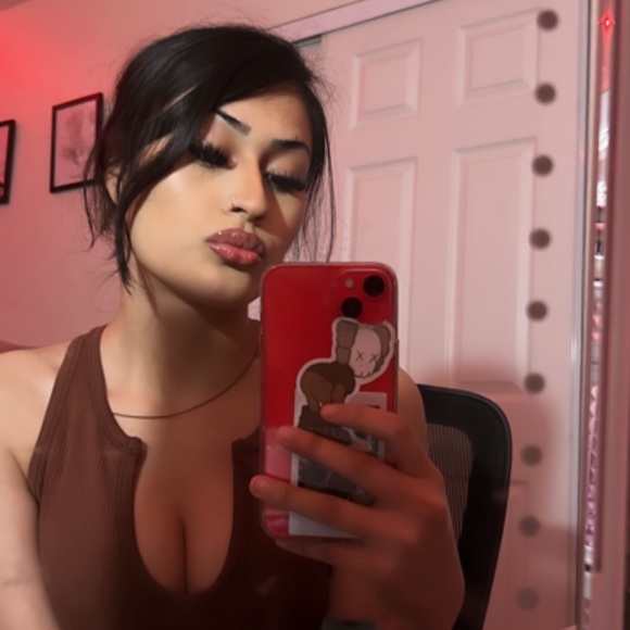 Profile Picture of Viviana Villarreal (@60vivianaa) on Poshmark