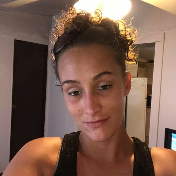 Profile Picture of Amanda Farrow (@allansamanda86) on Poshmark