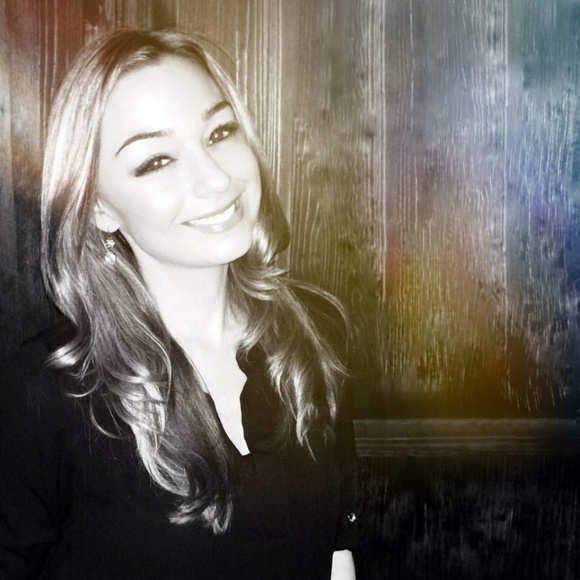 Profile Picture of Rebecca Fisbeck (@rsfisbeck) on Poshmark