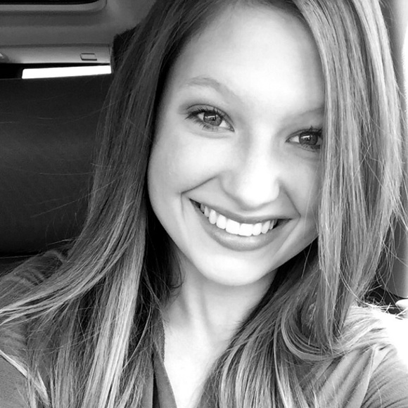 Profile Picture of Alexis Qualls (@alexis_80) on Poshmark