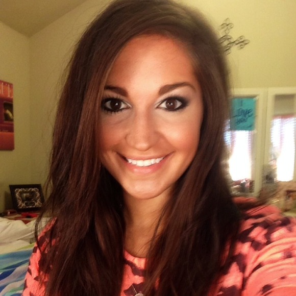 Profile Picture of Lara Scamardo (@laras1226) on Poshmark