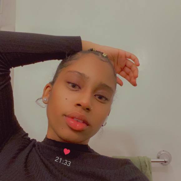 Profile Picture of Shaniah Tarrant (@babygirlniah) on Poshmark