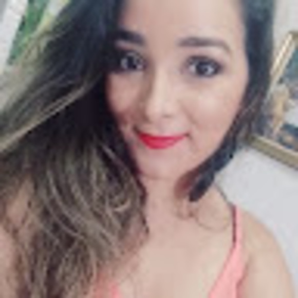 Profile Picture of Juliana Figueiredo (@jualencastrof) on Poshmark