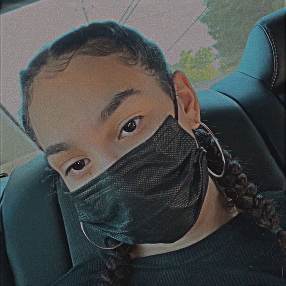 Profile Picture of Julissa Robles (@julissamarie7) on Poshmark