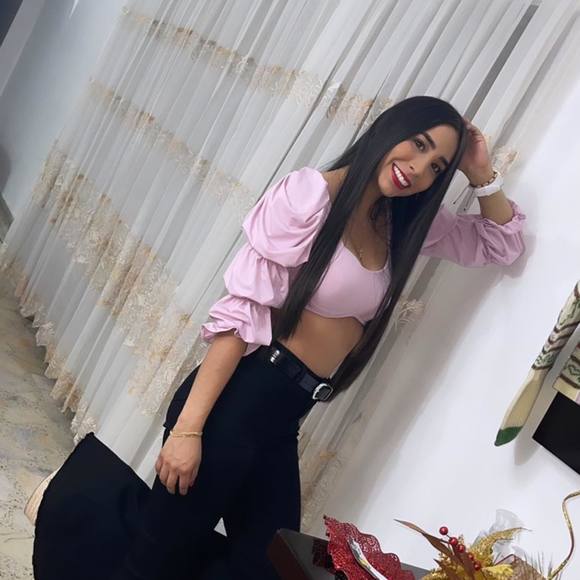 Profile Picture of Daniela Arce (@danielaarce427) on Poshmark