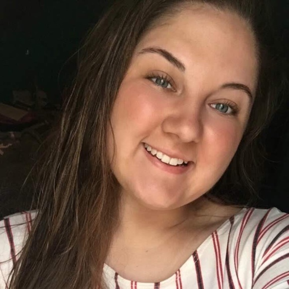 Profile Picture of Alexia Crabtree (@alexia_crabtree) on Poshmark