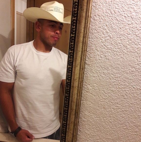 Profile Picture of Alex Bencomo (@alxrb08) on Poshmark