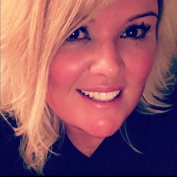 Profile Picture of April Steinhoff (@aprilmsmiles) on Poshmark