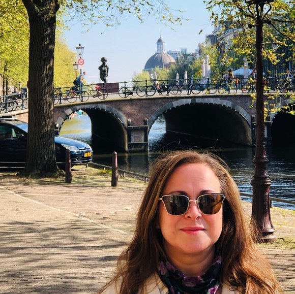 Profile Picture of Laurie Zic (@lauzic112) on Poshmark