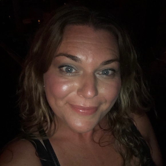 Profile Picture of Yvette Kozakov-labarca (@yvettelabarca) on Poshmark