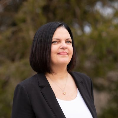 Profile Picture of AprilMovestheTriad (@AprilHayesRENC) on Twitter