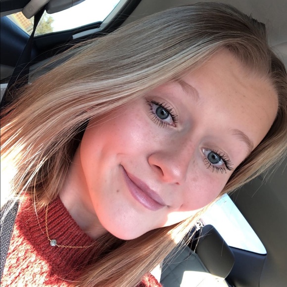 Profile Picture of Bree Huff (@bhuff01) on Poshmark