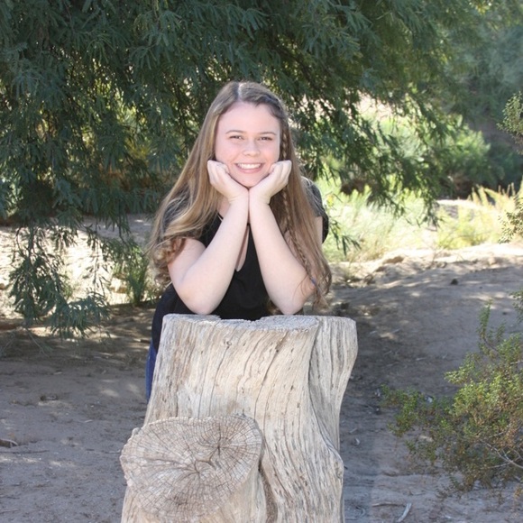 Profile Picture of Leigh Bertie (@leightayyylor) on Poshmark