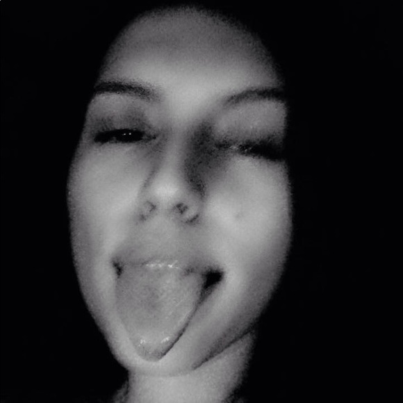 Profile Picture of Nevaeh Simas (@nevaehsimas) on Poshmark