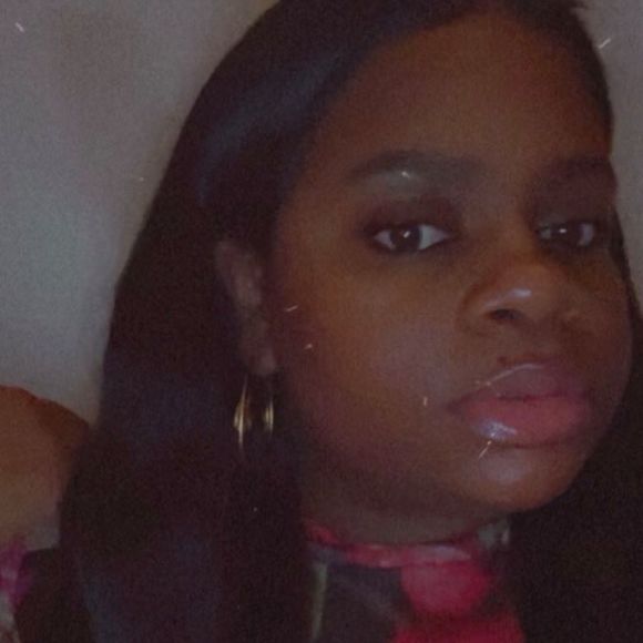 Profile Picture of Tanae Lockman (@tanae1206) on Poshmark
