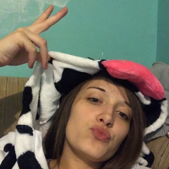 Profile Picture of Morgan Gawlik (@morganlynneg15) on Poshmark