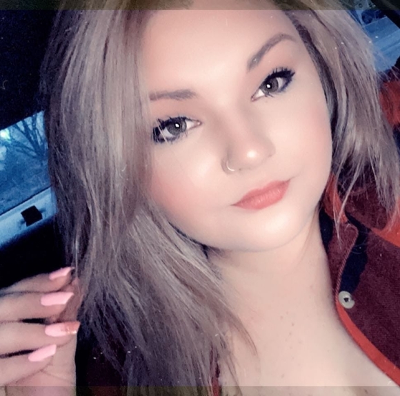 Profile Picture of Alexandra Batten (@lexibatten) on Poshmark