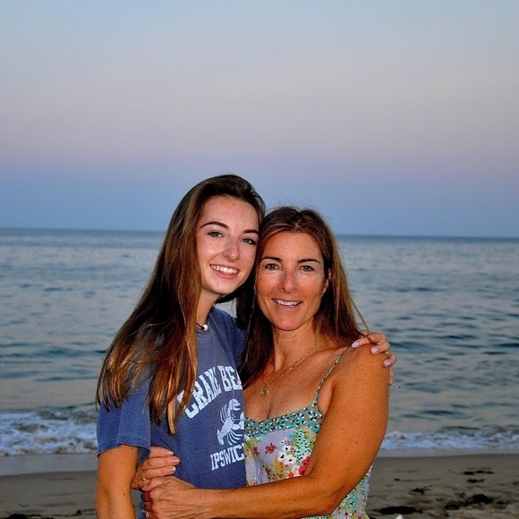 Profile Picture of Kelly Rostad (@kellyrostad) on Poshmark