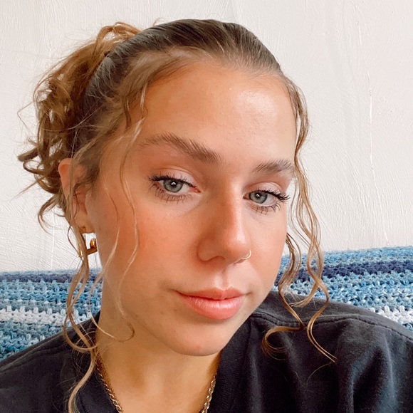 Profile Picture of Alexia Breden (@alexia_breden) on Poshmark