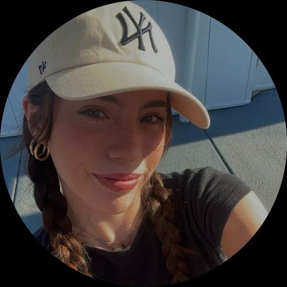 Profile Picture of Andrea Moloci (@amoloci) on Poshmark