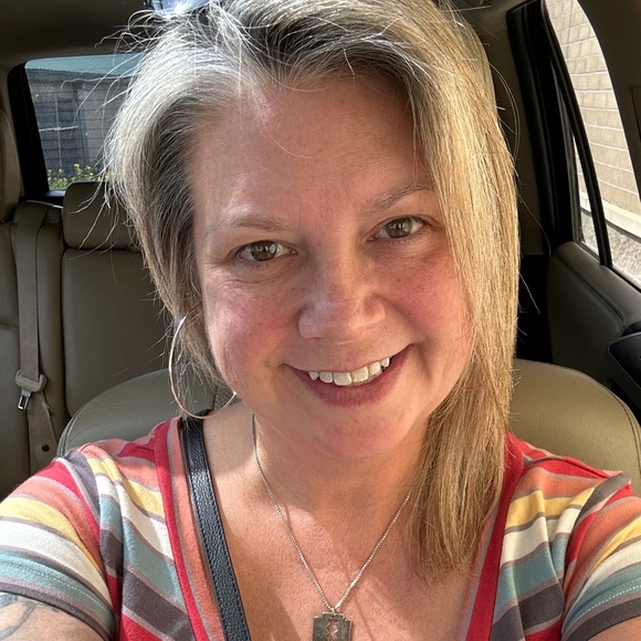 Profile Picture of Ivy Windorff (@ivywindorff) on Poshmark